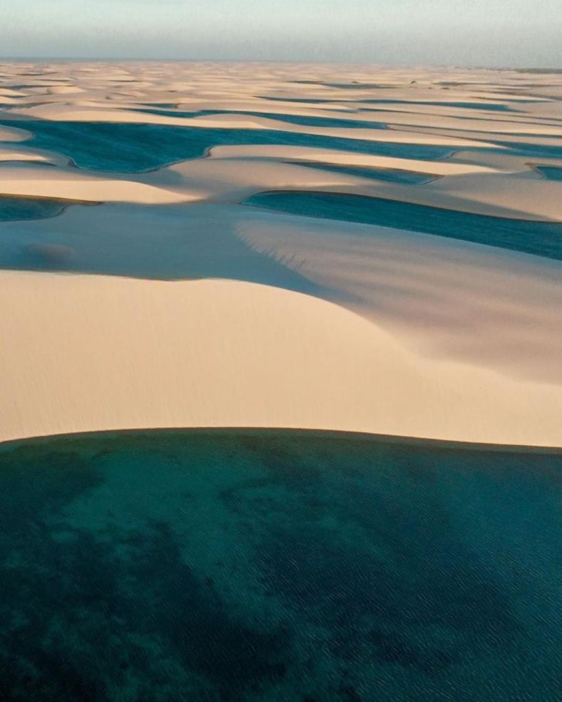 Vista panorâmica dos Lençóis Maranhenses com dunas e lagoas